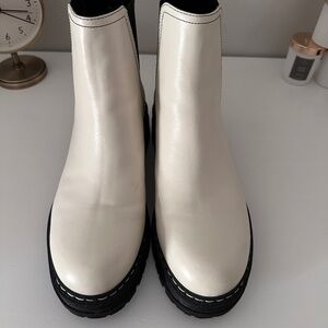 Marc Fisher Leather Lug Sole Ankle Boots Sz. 9 white